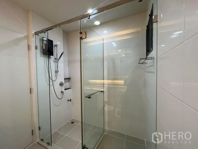 Detached House for rent in Bang Kapi, Bangkok - Spacious bathroom with frameless glass shower and water heater