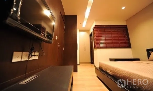 คอนโด ให้เช่าในKhlong Toei, Bangkok - โถงห้องนอนพร้อมทีวีติดผนัง ไฟดาวน์ไลท์ และตู้เสื้อผ้า