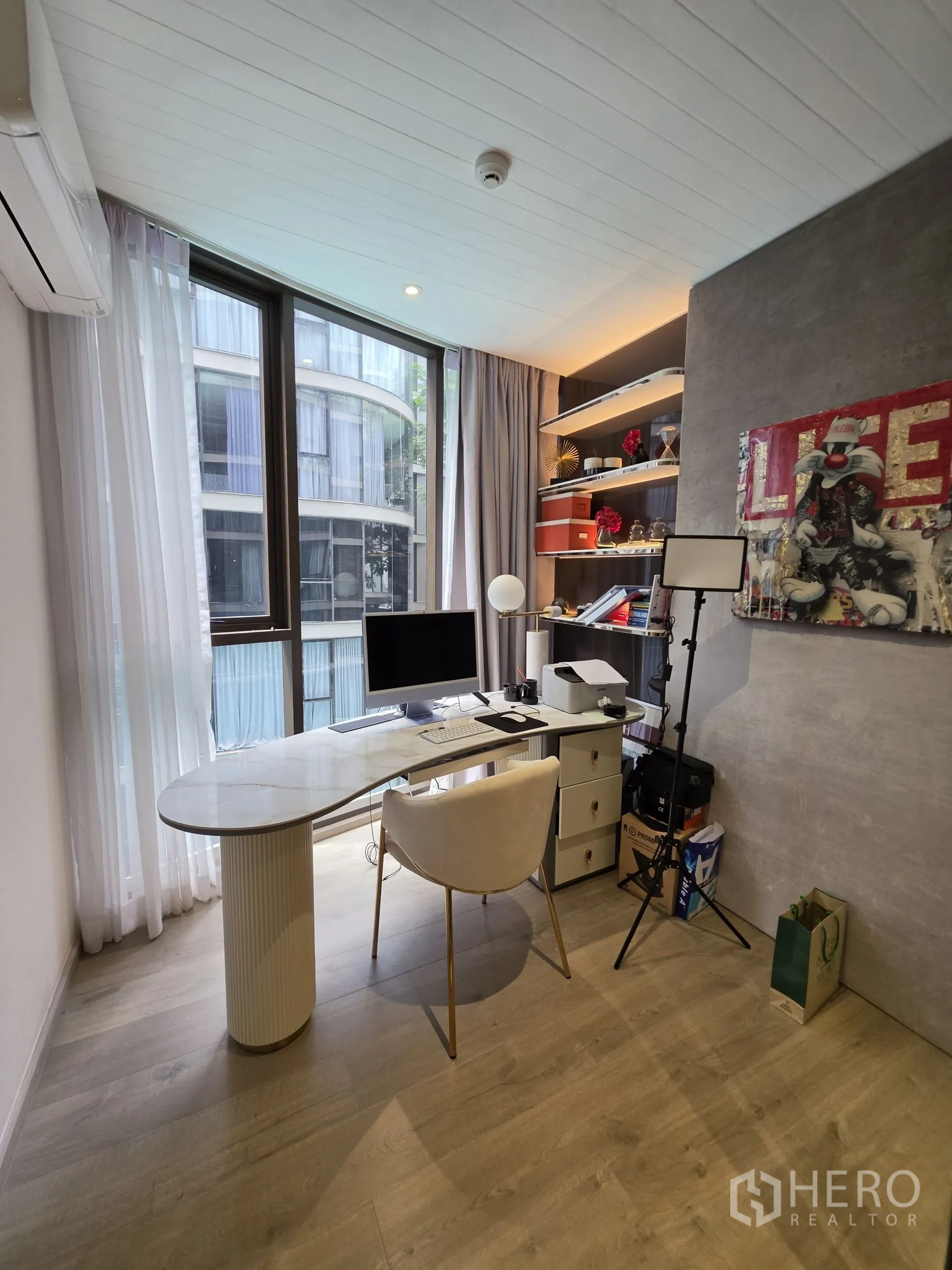คอนโด for rent in Khlong Toei, Bangkok - ห้องโฮมออฟฟิศกว้างพร้อมโต๊ะโค้ง เก้าอี้ และหน้าต่างกว้าง
