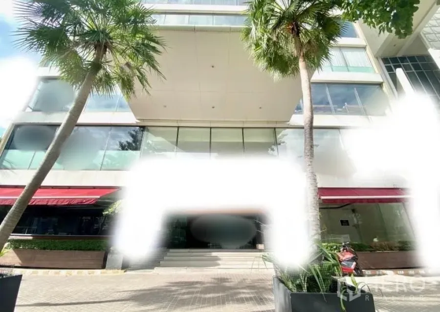 零售空间 出租 - 邦拉克区现代玻璃立面商业楼入口，棕榈树与台阶。