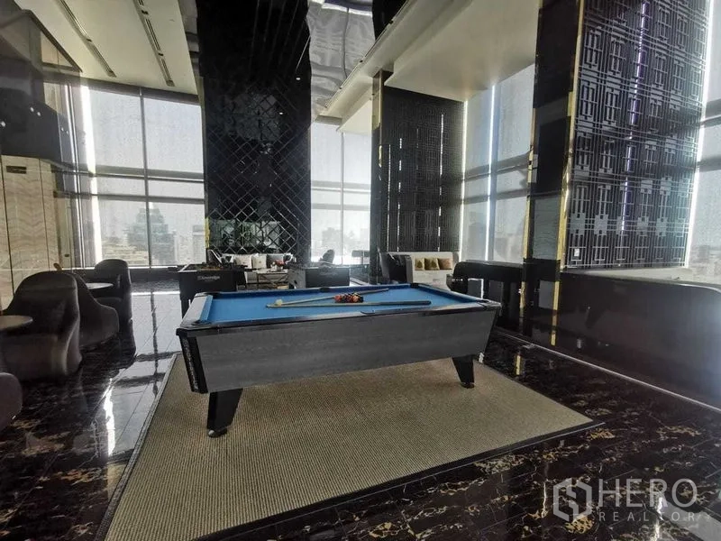 คอนโด ให้เช่าในRatchathewi, Bangkok - เลานจ์ส่วนกลางหรู พร้อมโต๊ะพูลและหน้าต่างสูง