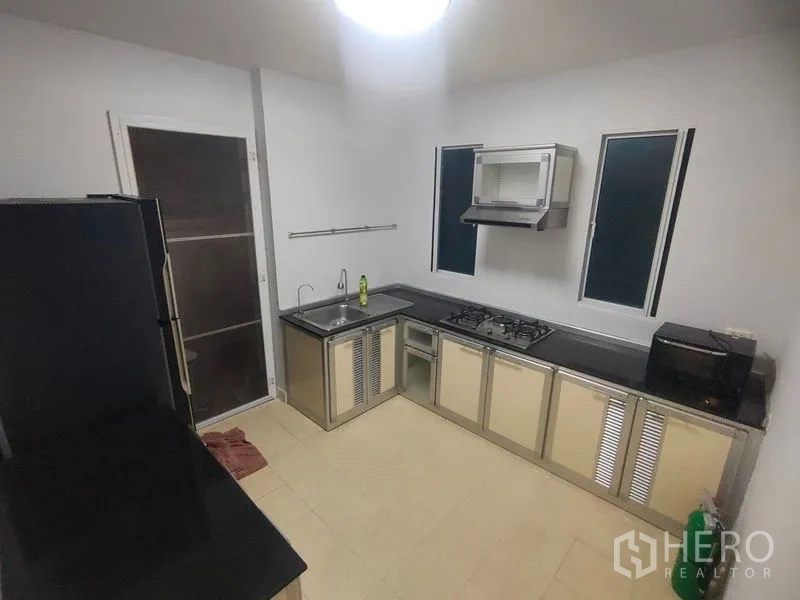 独立式住宅 出租在Prawet, Bangkok - 封闭式厨房，不锈钢台面、燃气灶与抽油烟机