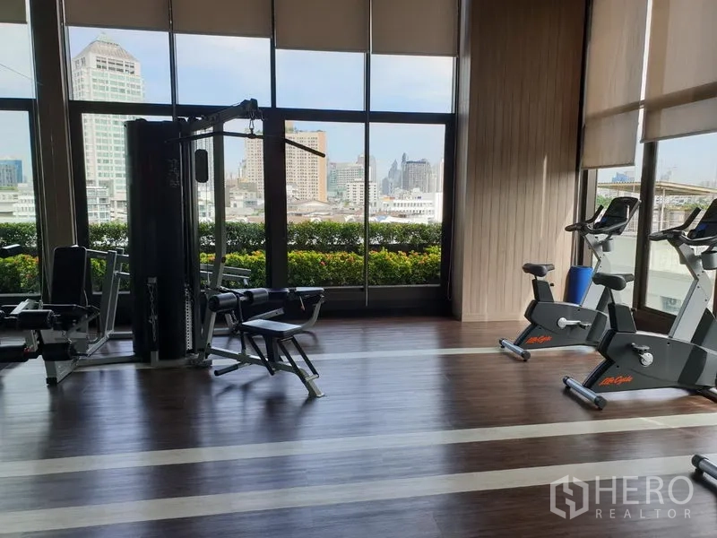 คอนโด ให้เช่าในWatthana, Bangkok - ฟิตเนสพร้อมเครื่องเวทและจักรยานออกกำลังกาย ติดหน้าต่างบานใหญ่เห็นวิวเมือง