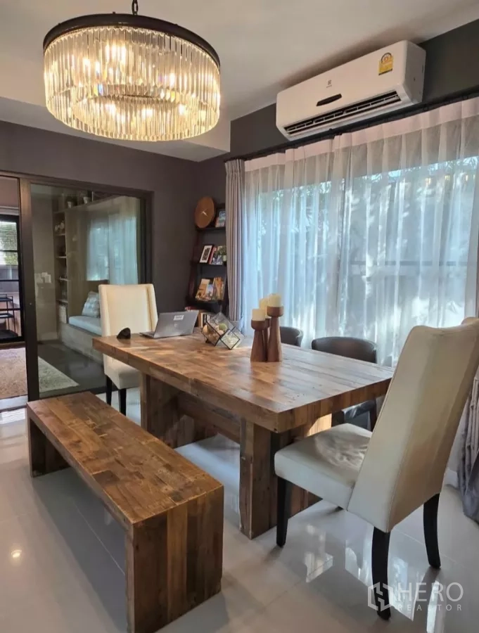 独立式住宅 出租在Bang Phli, Samut Prakan - 乡村风木餐桌配长凳与白色餐椅，吊灯上方照明