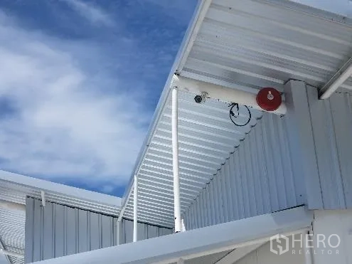 货栈 出租在Ban Bueng, Chon Buri - 屋檐下的监控摄像头与火警设备