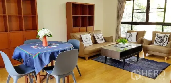 独立式住宅 出租在Chatuchak, Bangkok - 采光充足的客餐厅，大窗、木地板与内置书柜。