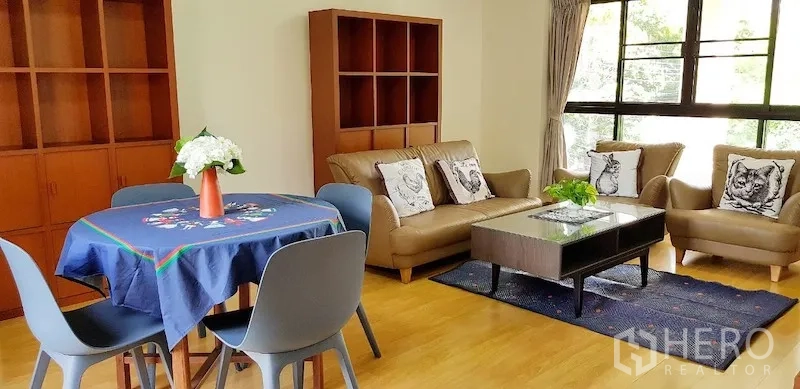 独立式住宅 出租在Chatuchak, Bangkok - 采光充足的客餐厅，大窗、木地板与内置书柜。