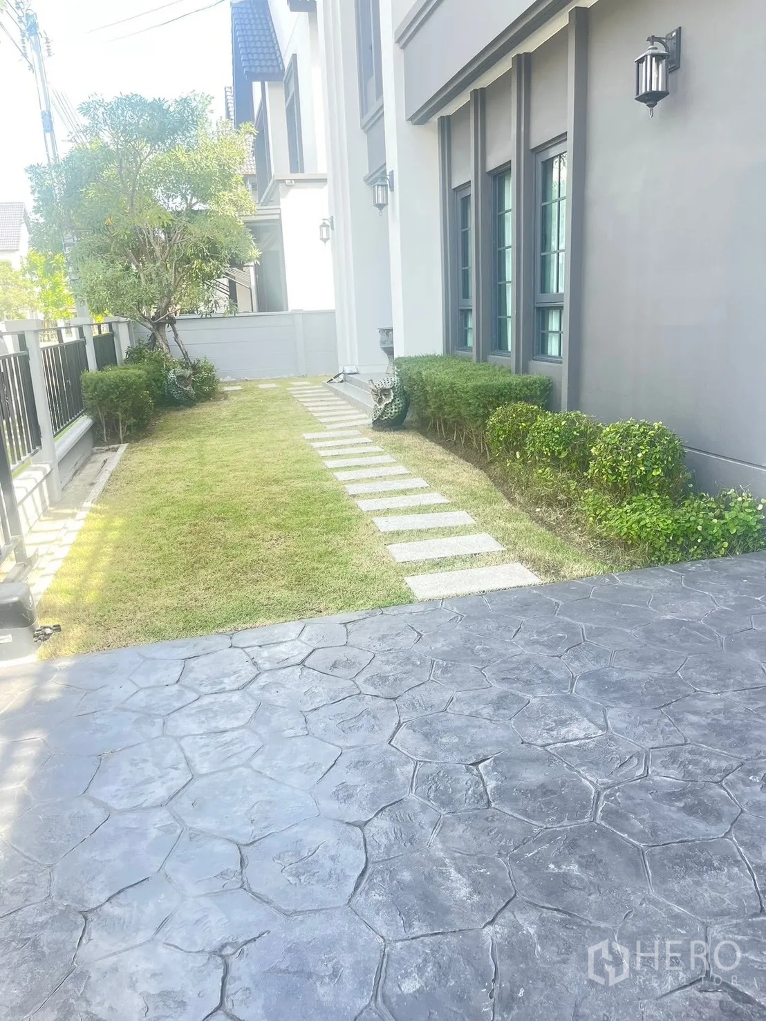 Detached House for rent in Bang Phli, Samut Prakan - Front garden with lawn, stepping-stone path and trimmed hedges along the façade.