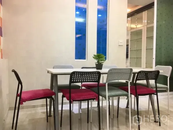 ทาวน์เฮาส์ ให้เช่าในBang Rak, Bangkok - มุมรับประทานอาหาร โต๊ะยาวพร้อมเก้าอี้สีสัน หน้าต่างทรงยาว และผนังกระจก