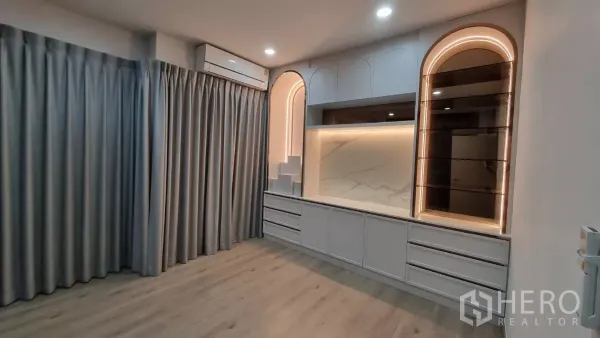 สำนักงานที่บ้าน ให้เช่าในLat Phrao, Bangkok - ตู้บิลท์อินทรงโค้งพร้อมไฟ LED และผ้าม่านแบบเต็มความสูง