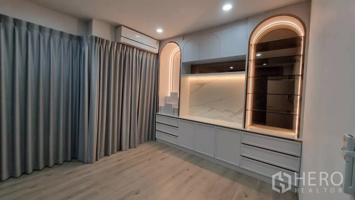 สำนักงานที่บ้าน ให้เช่าในLat Phrao, Bangkok - ตู้บิลท์อินทรงโค้งพร้อมไฟ LED และผ้าม่านแบบเต็มความสูง