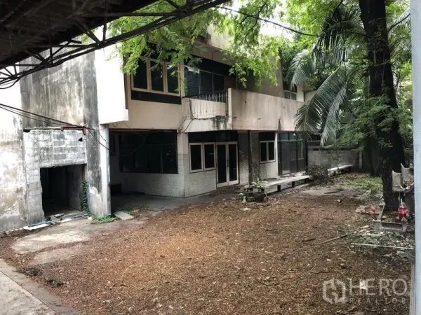 สำนักงานที่บ้าน ให้เช่าในKhlong Toei, Bangkok - ภายนอกอาคารโฮมออฟฟิศ 2 ชั้น พร้อมลานกว้างและต้นไม้ใหญ่