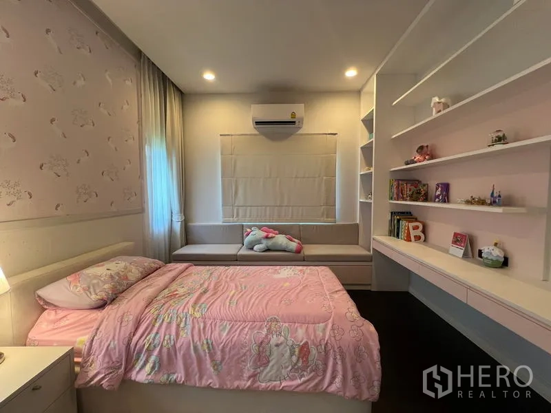 Detached House for rent in Bang Kapi, Bangkok - Children’s bedroom in pink theme with built-in shelves and a window bench.