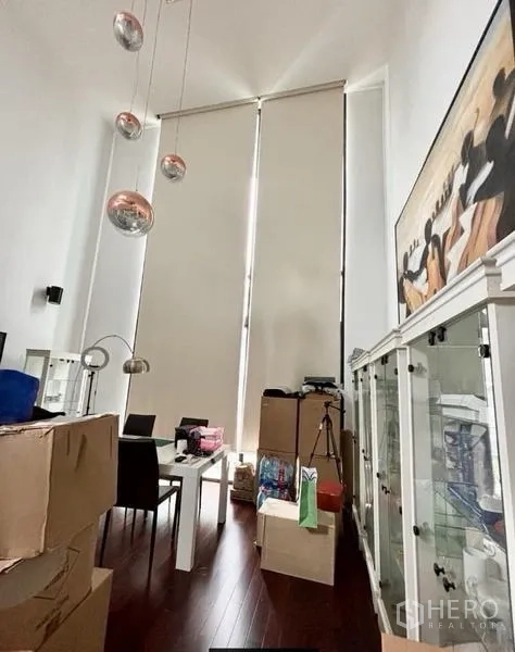 带办公室的家 出租在Watthana, Bangkok - 挑高空间，超高窗帘、吊灯与玻璃展示柜