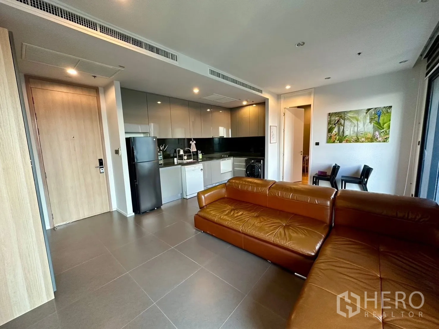 คอนโด for rent or sale in Chatuchak, Bangkok - พื้นที่ครัวและห้องนั่งเล่นแบบโอเพ่นแพลน ใกล้ประตูทางเข้า