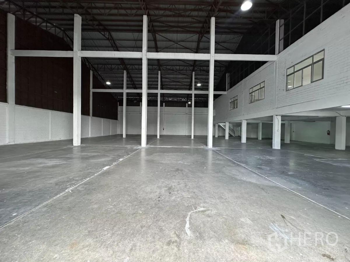 คลังสินค้า ให้เช่าในPhra Khanong, Bangkok - โซนโกดังพร้อมออฟฟิศชั้นลอย มีหน้าต่างและบันไดภายใน