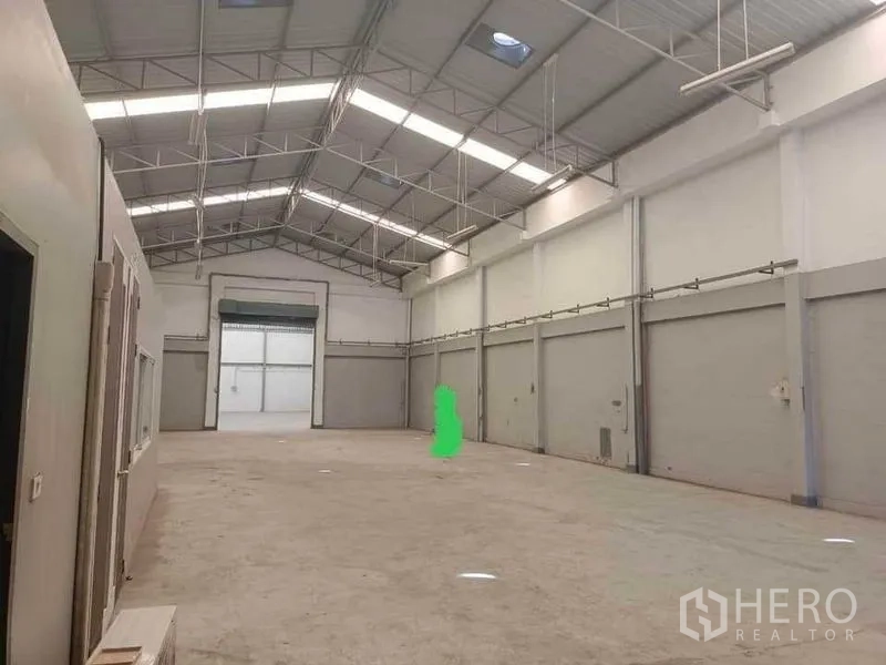 货栈 出租在Samut Prakan - 钢桁架屋顶与天窗的宽阔视角，超大装卸门