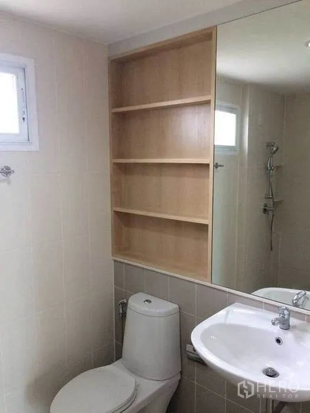 ทาวน์เฮาส์ ขายในSuan Luang, Bangkok - ห้องน้ำกระเบื้องสะอาดพร้อมชั้นวาง กระจกบานใหญ่ อ่างล้างหน้า โถสุขภัณฑ์ และฝักบัว