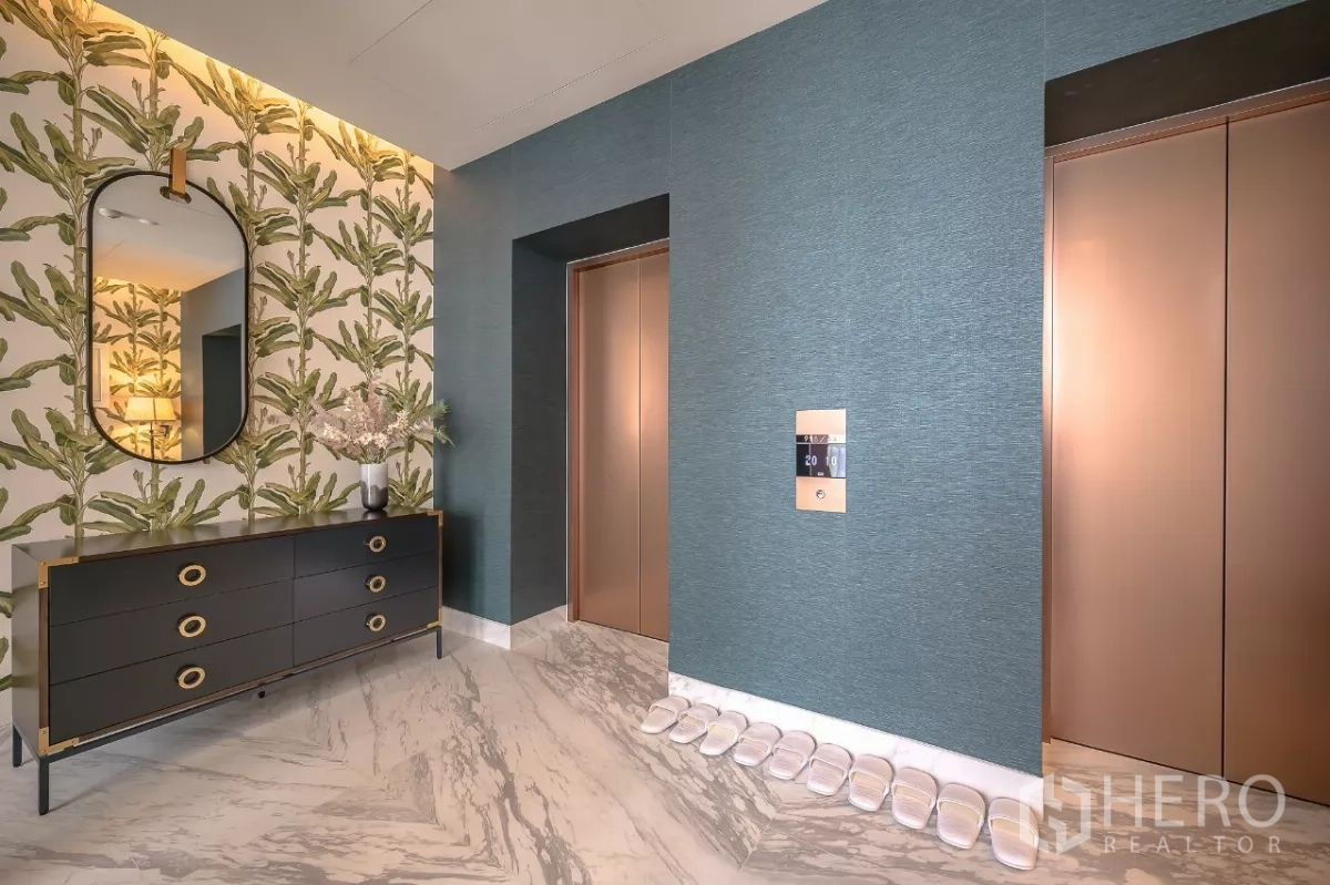 公寓 出租在Watthana, Bangkok - 时尚电梯大堂，青绿色墙面、古铜色电梯、石材地面与镜面玄关柜。