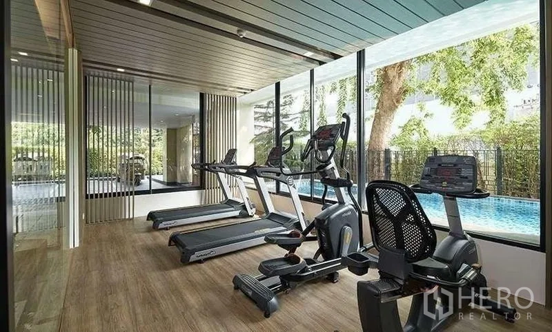 คอนโด ให้เช่าในKhlong Toei, Bangkok - ห้องฟิตเนสพร้อมลู่วิ่งและจักรยาน ออกแบบติดกระจกมองสระว่ายน้ำ