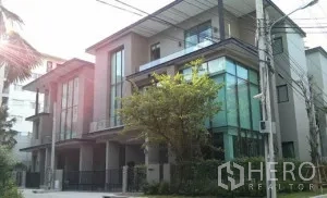 ทาวน์เฮาส์ ให้เช่าในBang Kapi, Bangkok - ทาวน์เฮ้าส์สไตล์โมเดิร์นหลายชั้นในย่านบางกะปิ พร้อมผนังกระจกบานใหญ่และประตูรั้ว