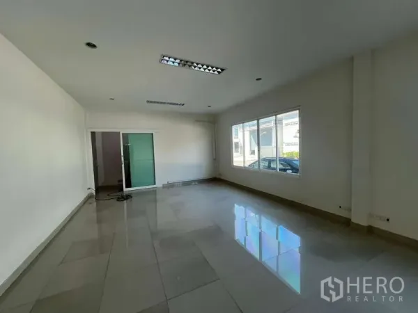 货栈 出租在Prawet, Bangkok - 明亮的瓷砖办公房，采光窗与推拉玻璃门。