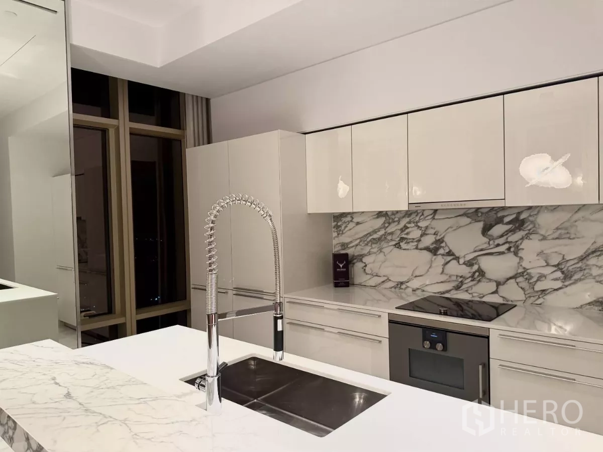 คอนโด ให้เช่าในSathon, Bangkok - ครัวสมัยใหม่ระยะใกล้ ผนังกันเปื้อนหินอ่อน เตาแม่เหล็กไฟฟ้า และก๊อกแบบสปริง