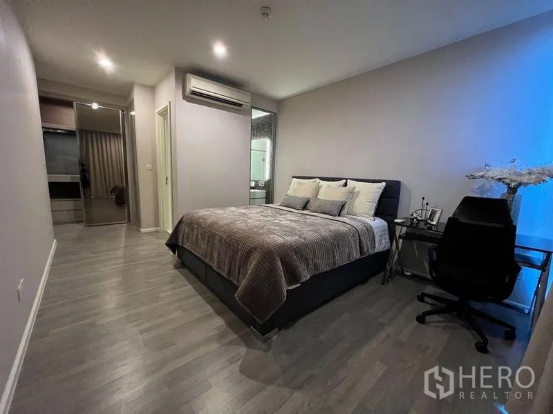 คอนโด ให้เช่าในWatthana, Bangkok - ห้องนอนใหญ่เวลากลางคืน เห็นตู้เสื้อผ้าและประตูห้องน้ำ