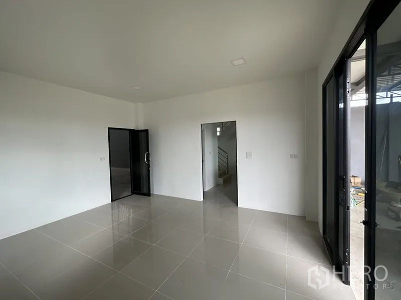 คลังสินค้า ให้เช่าในLam Luk Ka, Pathum Thani - มุมห้องสำนักงานที่เห็นประตูภายในและทางเข้ากระจก