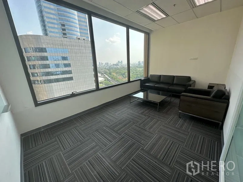 办公空间 出租在Chatuchak, Bangkok - 休闲区，黑色沙发与地毯，超大窗户观景