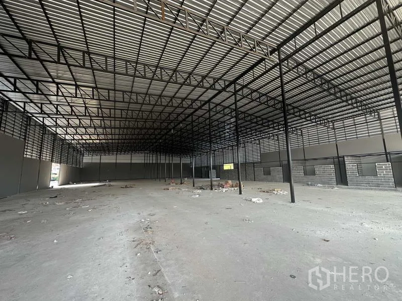 คลังสินค้า ให้เช่าในLam Luk Ka, Pathum Thani - มุมลึกภายใน หลังคาสูง โครงสร้างเหล็กถี่ และบล็อกบริการตามแนวผนัง