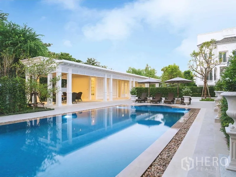 ทาวน์เฮาส์ ให้เช่าในPhra Khanong, Bangkok - สระว่ายน้ำกลางแจ้งพร้อมเตียงอาบแดด ร่ม และศาลา