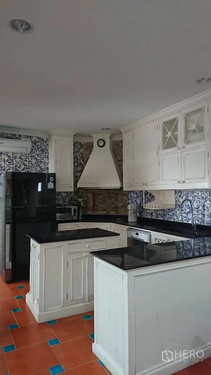 บ้าน ให้เช่าในMueang Samut Prakan, Samut Prakan - ครัวตะวันตก ตู้สีขาว ท็อปหินสีดำ และไอส์แลนด์กลางห้อง