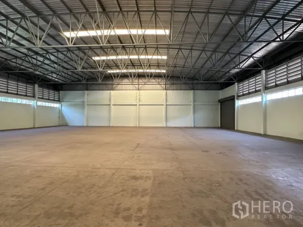 โรงงาน ให้เช่าในChon Buri - ฮอลล์ผลิตกว้าง เพดานโครงเหล็กสูง ช่องแสงและพื้นคอนกรีต