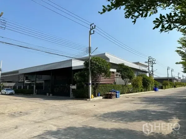 工厂 出租在Samut Prakan - 邦博区宽阔工业路上的现代工厂外观与围栏入口