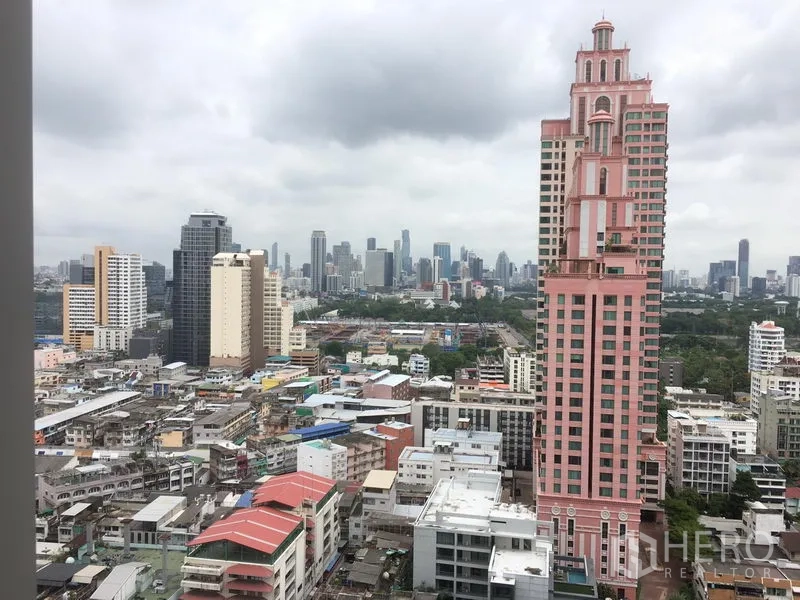 คอนโด ให้เช่าในKhlong Toei, Bangkok - วิวเมืองจากชั้นสูง เห็นอาคารสูงสีชมพูโดดเด่นและสกายไลน์ย่านสุขุมวิท