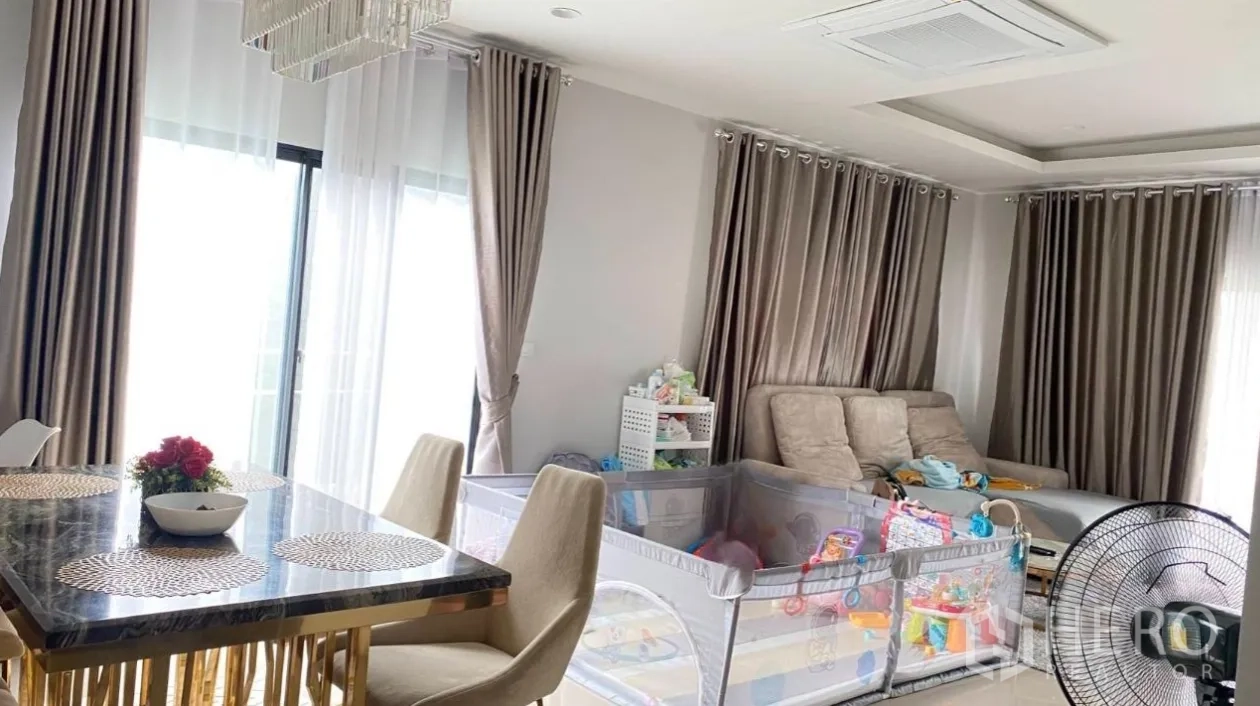 บ้าน ให้เช่าหรือขายในLam Luk Ka, Pathum Thani - โซนทานข้าวและนั่งเล่นสว่าง โต๊ะหินอ่อน โคมระย้า ผ้าม่านเต็มบาน และคอกเด็ก