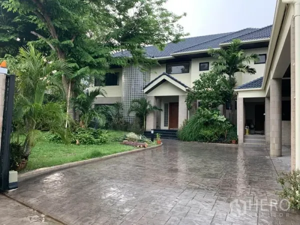 Detached House for rent in Din Daeng, Bangkok - Two-storey detached house with tiled roof, wide driveway and lush front garden in Din Daeng.