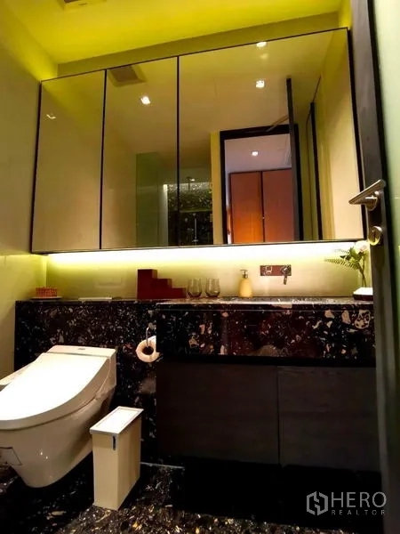 คอนโด ให้เช่าในKhlong Toei, Bangkok - ห้องน้ำทันสมัย กระจกไฟ LED เคาน์เตอร์หินอ่อน และโถสุขภัณฑ์