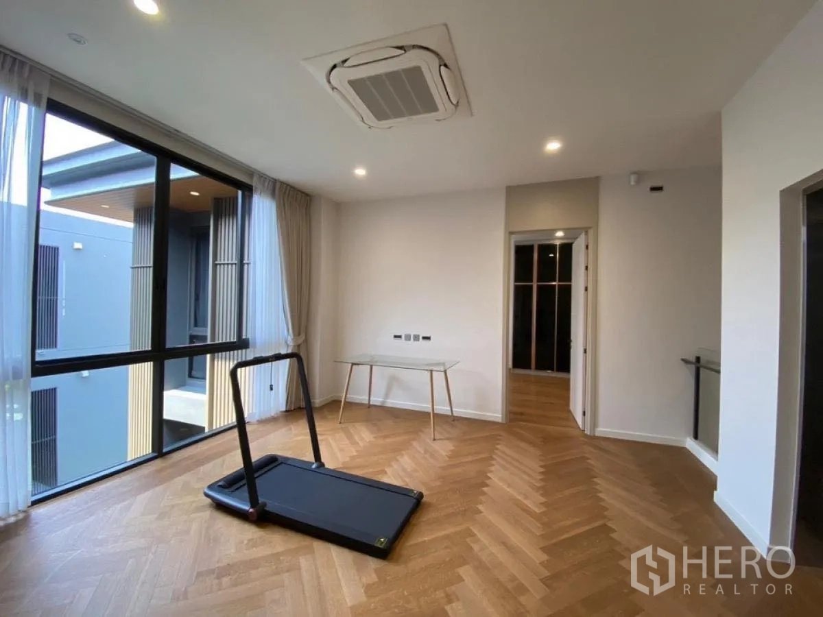 บ้าน ให้เช่าในWang Thonglang, Bangkok - ห้องอเนกประสงค์ชั้นบน พื้นปาร์เกต์ลายก้างปลา พร้อมหน้าต่างบานใหญ่