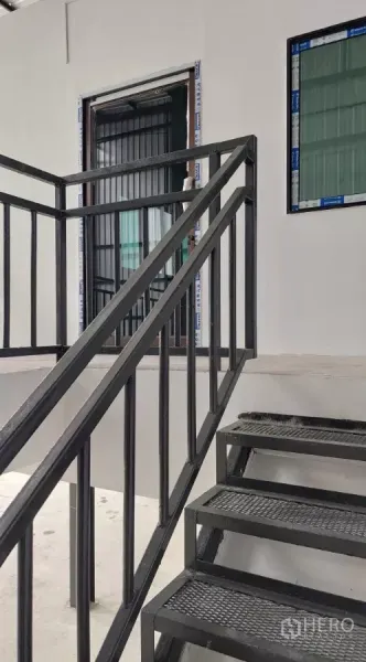 货栈 出租在Khlong Toei, Bangkok - 通往夹层办公区的金属楼梯与入口。