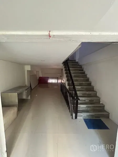 อาคารพาณิชย์ ให้เช่าในKhlong Toei, Bangkok - พื้นที่เปิดโล่งพร้อมบันไดทางขึ้น พื้นเงามัน เชื่อมสู่ชั้นบน