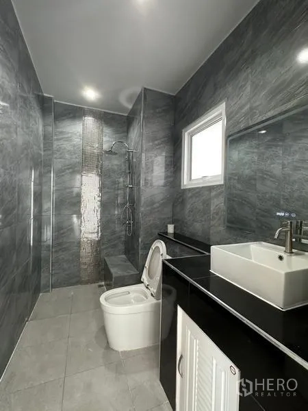 บ้าน ขายในLam Luk Ka, Pathum Thani - ห้องน้ำโมเดิร์นกรุหินอ่อนเทา พร้อมชาวเวอร์และอ่างล้างหน้า