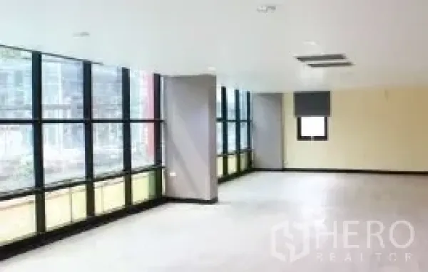 办公空间 出租在Bang Rak, Bangkok - 转角工作区，落地窗采光充足，城市景观一览。