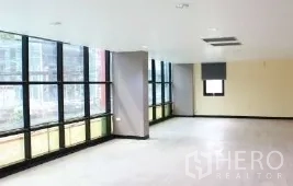 办公空间 出租在Bang Rak, Bangkok - 转角工作区，落地窗采光充足，城市景观一览。