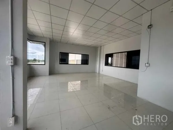 โรงงาน ให้เช่าในWang Noi, Phra Nakhon Si Ayutthaya - ห้องสำนักงานสว่าง พื้นกระเบื้อง ฝ้าเพดานสำเร็จรูป และหน้าต่างบานกว้าง