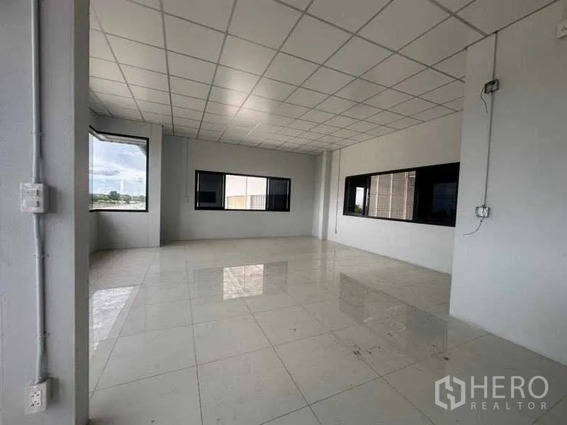 โรงงาน ให้เช่าในWang Noi, Phra Nakhon Si Ayutthaya - ห้องสำนักงานสว่าง พื้นกระเบื้อง ฝ้าเพดานสำเร็จรูป และหน้าต่างบานกว้าง
