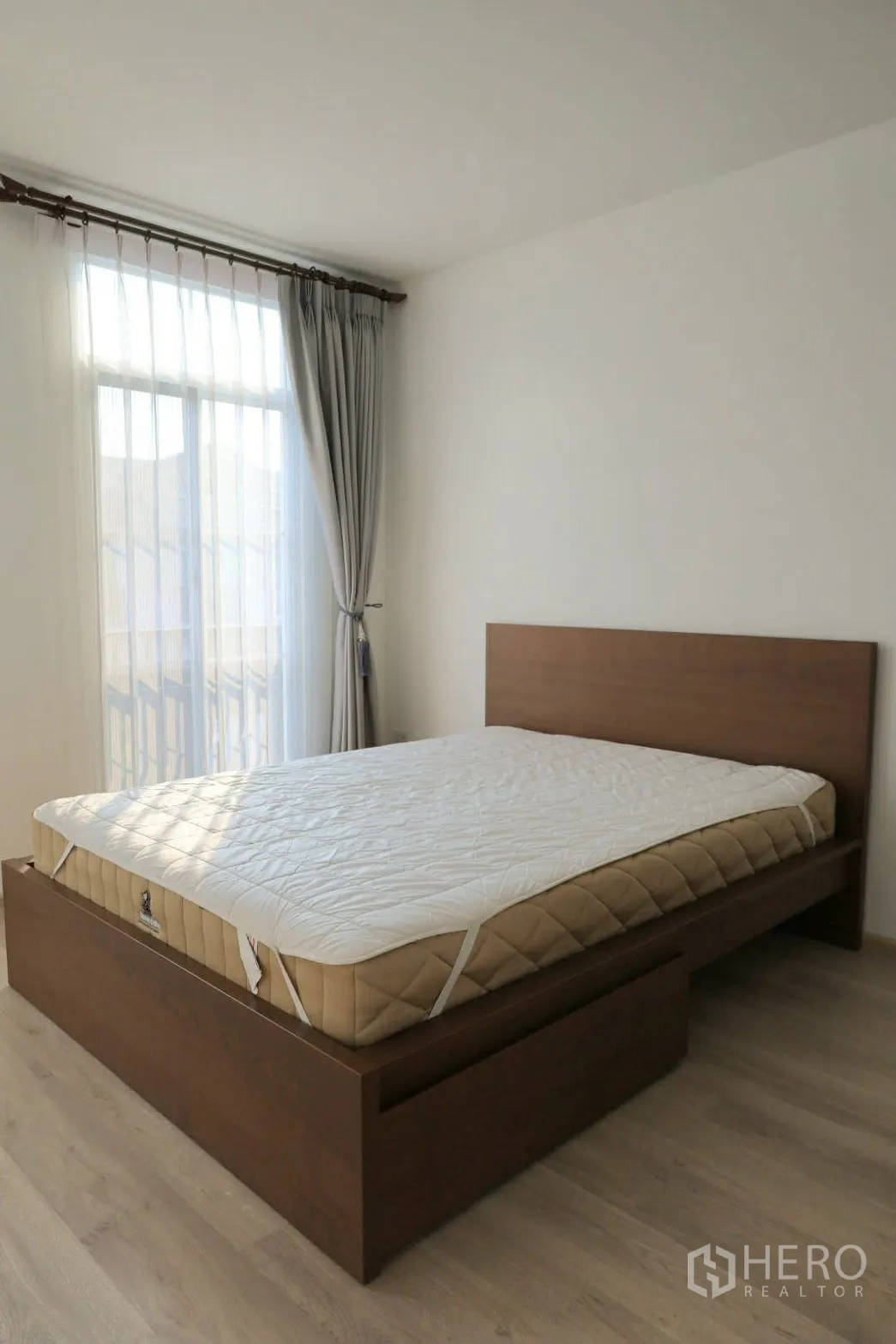 联排别墅 for rent in Prawet, Bangkok - 次卧配床，临近大窗与窗帘。