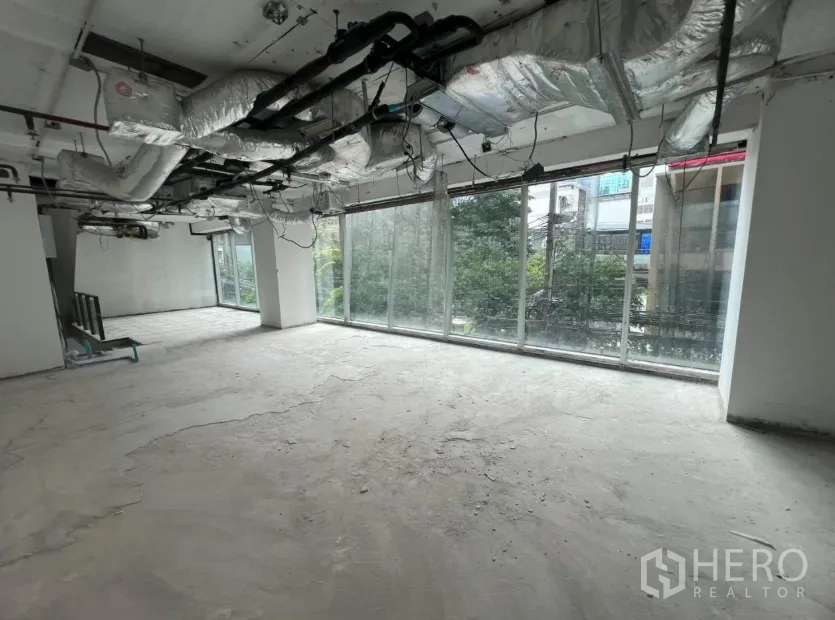 พื้นที่ขายปลีก ให้เช่าในBang Rak, Bangkok - ชั้นบนแบบเปิดโล่ง เห็นท่อลมและหน้าต่างบานใหญ่ชมวิวสีลม