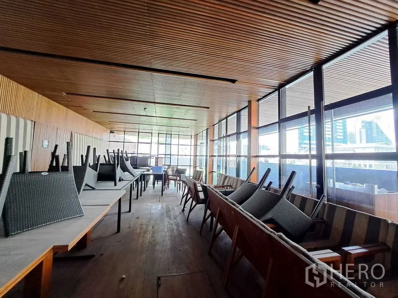 พื้นที่ขายปลีก ให้เช่าในKhlong Toei, Bangkok - ห้องโถงแปลนโล่ง เพดานไม้ ผนังกระจก มองเห็นวิวเมือง เฟอร์นิเจอร์วางเก็บ